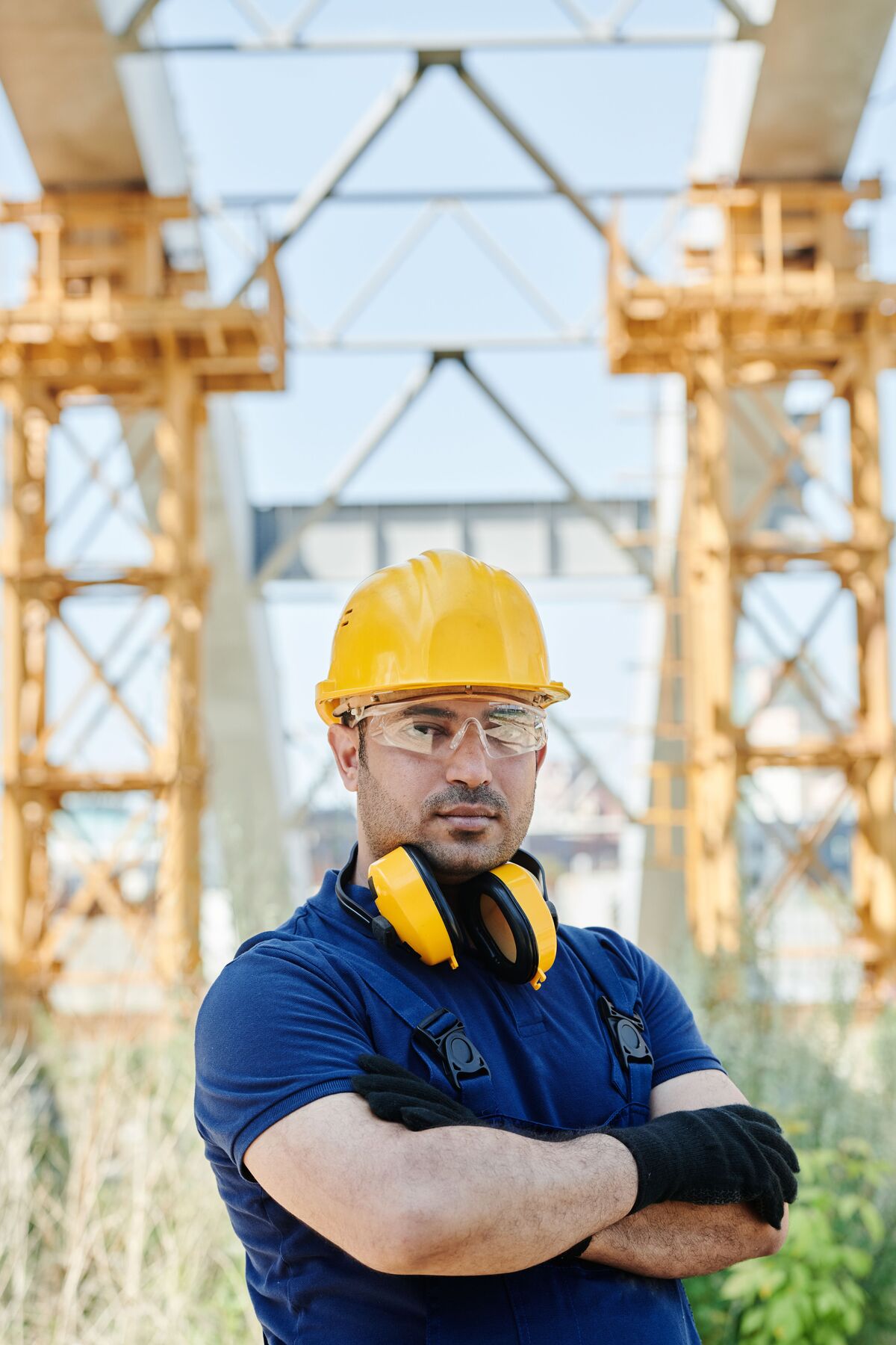 Trabalhador com capacete de segurança numa obra