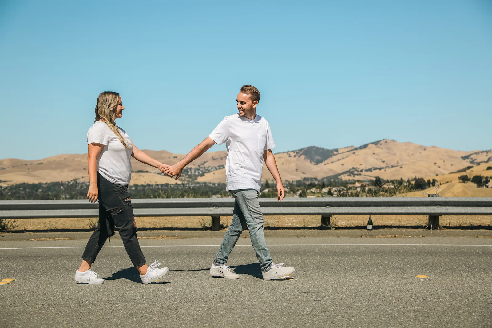 Casal a caminhar de mãos dadas ao ar livre