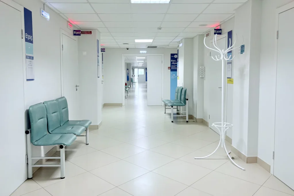 Corredor de hospital com cadeiras de espera