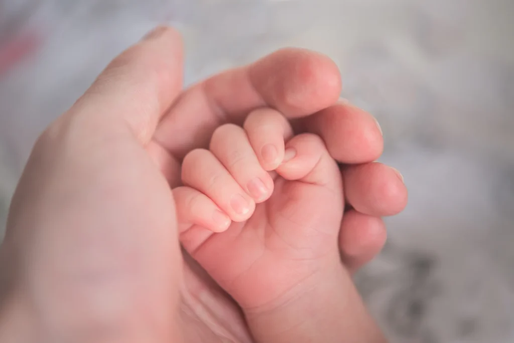 Mão de um recém-nascido em pormenor